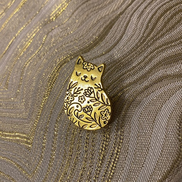 Retro Engraved Floral Chubby Cat Brooch Pin (Antique Gold Tone) - Picture 8 of 9